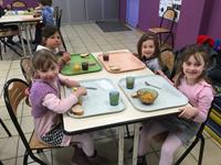 Un petit déjeuner à l'écolepour les CP du Buisson