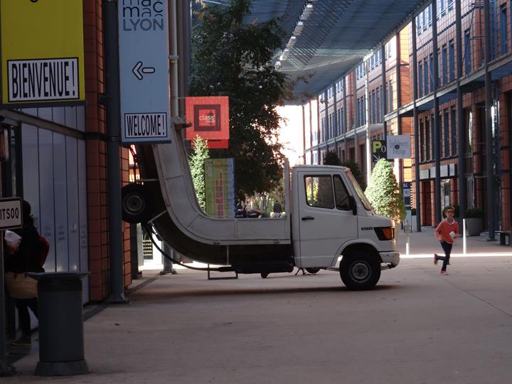 Plongée dans l'inconnu de l'art contemporain.