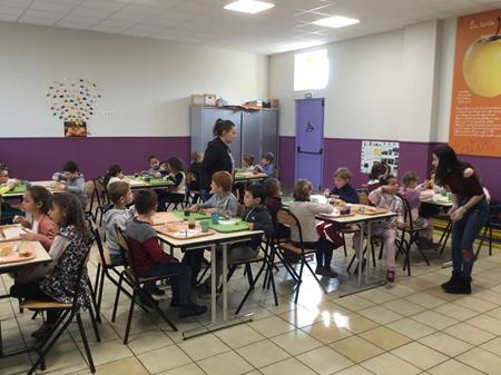 Un petit déjeuner à l'écolepour les CP du Buisson